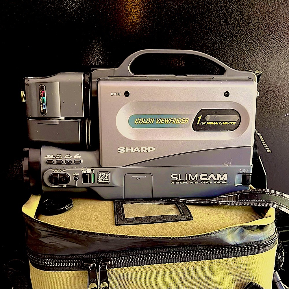 📹📼 Vintage Sharp Slim Cam Camcorder that still works as if this was ‘96 again.